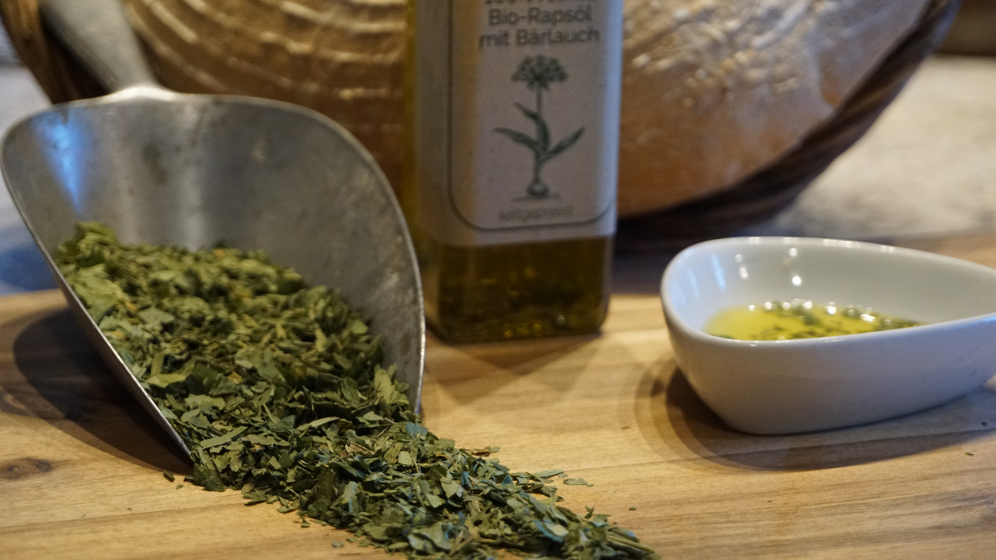Reines Bio-Rapsöl verfeinert mit Bärlauch. Handgefertigt, nachhaltig, vegan, biologisch angebaut. Direkt vom Bauernhof