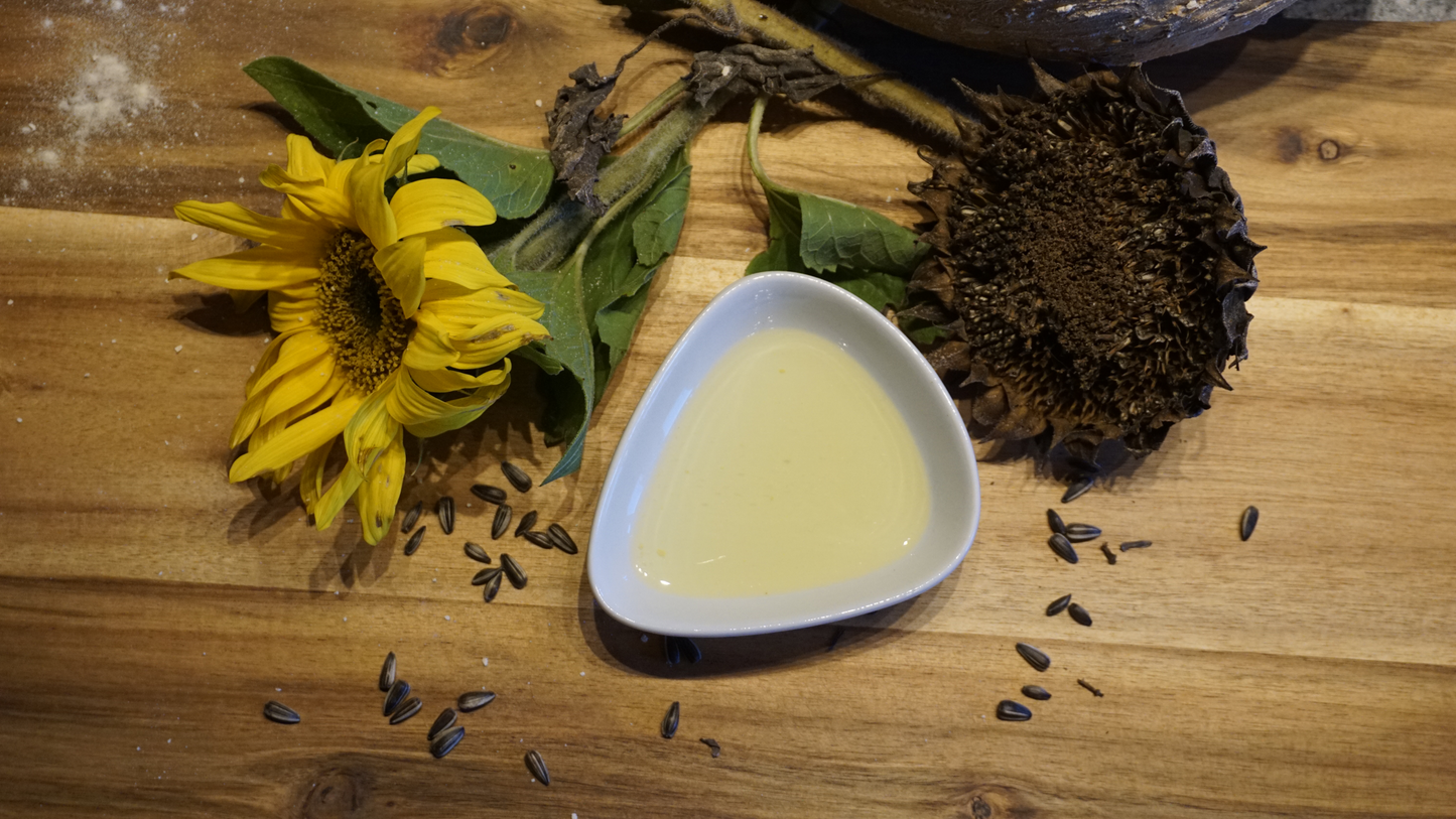 Reines Bio-Sonnenblumenöl. Handgefertigt, nachhaltig, vegan, biologisch angebaut. Direkt vom Bauernhof